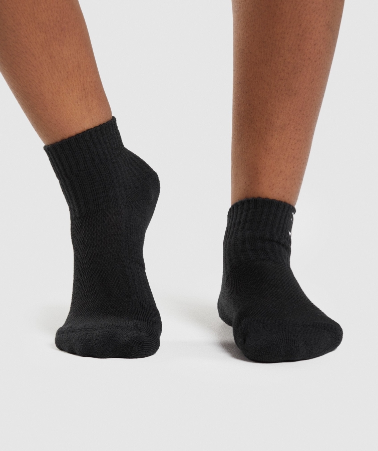 Gymshark Köpekbalığı Işlemeli çeyrek çorap 2pk Siyah